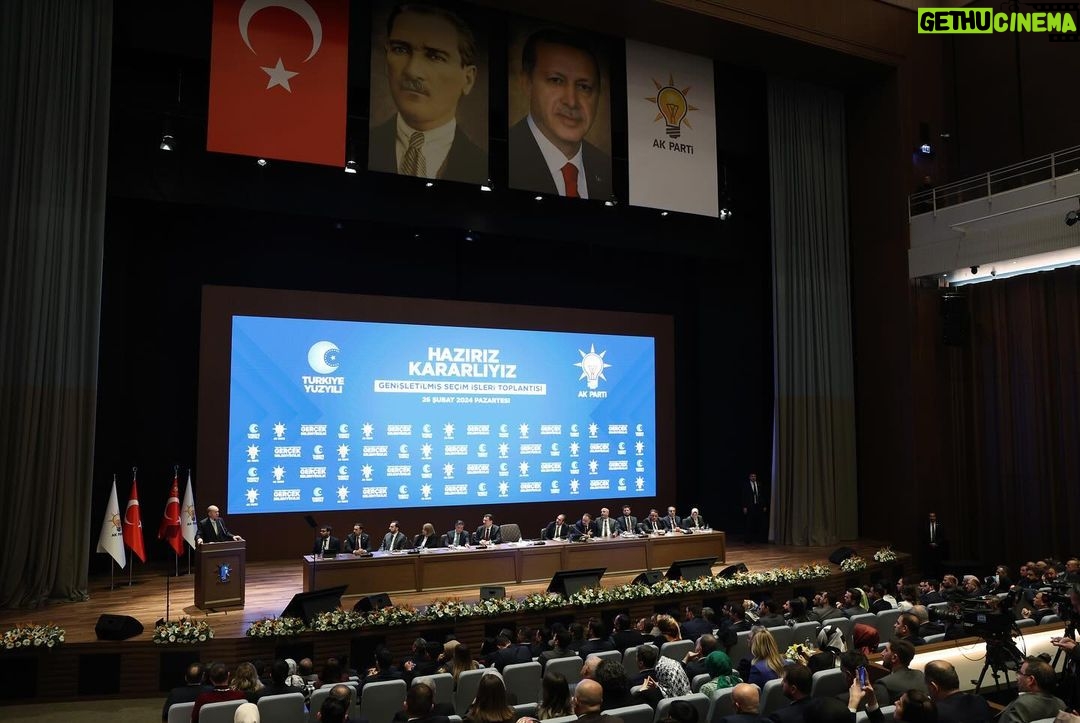 Recep Tayyip Erdoğan Instagram - Genişletilmiş Seçim İşleri ve Seçim Koordinasyon Merkezleri Toplantımızın hayırlara vesile olmasını diliyorum. Hep birlikte gece gündüz çalışarak inşallah 31 Mart günü millî iradenin sandıkta en sağlıklı şekilde tezahürünü temin edeceğiz. AK Parti Genel Merkez