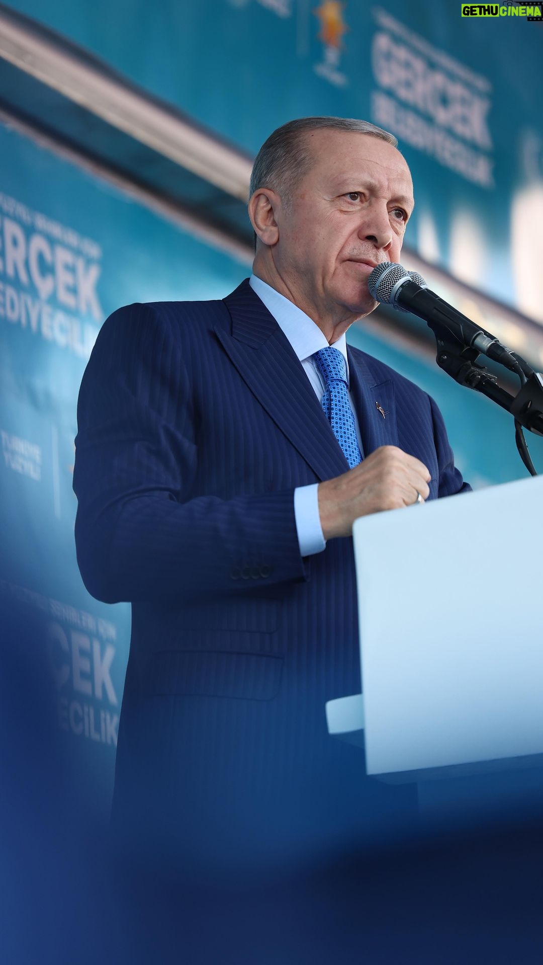 Recep Tayyip Erdoğan Instagram - Yere göğe sığdıramadıkları genel başkanlarını partiden öyle bir kazıyıp attılar ki neredeyse kedisi Şero’yu bile kapıdan içeri sokmayacaklar. Adana