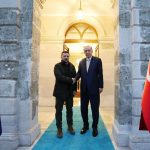Recep Tayyip Erdoğan Instagram - Ukrayna Devlet Başkanı Sayın Zelenski’yi geçen sene Temmuz ayından sonra yeniden ülkemizde misafir etmekten memnuniyet duyuyorum. İstişarelerimizin başta ülkelerimiz olmak üzere tüm insanlık için hayırlara vesile olmasını diliyorum. 🇹🇷🇺🇦 Kıymetli dostumla bugünkü görüşmelerimizde iki yılı geride bırakan savaşla ilgili gelişmeleri ayrıntılı şekilde ele aldık. Stratejik ortağımız Ukrayna’nın toprak bütünlüğü, egemenliği ve bağımsızlığına yönelik desteğimizi teyiden vurguladım. Başından beri savaşın müzakereler temelinde sonlandırılması için elimizden gelen katkıyı verdik, veriyoruz. Rusya’nın da dâhil olacağı bir barış zirvesine ev sahipliği yapmaya da hazırız. Karadeniz Girişimi 33 milyon tona yakın tahılın ihtiyaç sahiplerine ulaşmasına imkân vererek küresel bir gıda krizinin önüne geçmişti. Taraflar arasında yeniden mutabakat sağlanması için bir niyet ortaya konulduğu takdirde daha önce olduğu gibi elimizden gelen desteği vermeye hazırız. Savaşa rağmen ikili ticaretimizin istikrarlı bir seyir izlemesinden memnuniyet duyuyoruz. 10 milyar dolar hedefimize ulaşmak için gayretlerimizi artırma noktasında mutabık kaldık. Ukrayna’nın yeniden imarı çalışmalarına da güçlü şekilde destek vereceğiz. Kırım Tatarlarının Ukrayna’daki varlığı iki ülke arasındaki dostluğu pekiştiren önemli unsurlardan biridir. Soydaşlarımızın haklarının garanti altına alınması ve özerklik statülerinin güçlendirilmesindeki emekleri için Sayın Zelenski’ye bir kez daha teşekkür ediyorum. Kırım Tatar soydaşlarımızı her zaman destekledik, destekleyeceğiz. Önümüzdeki dönemde bir yandan Ukrayna’yla dayanışmamızı sürdürürken diğer yandan savaşın müzakereler temelinde adil bir barışla sona erdirilmesi için çalışmalarımıza devam edeceğiz.
