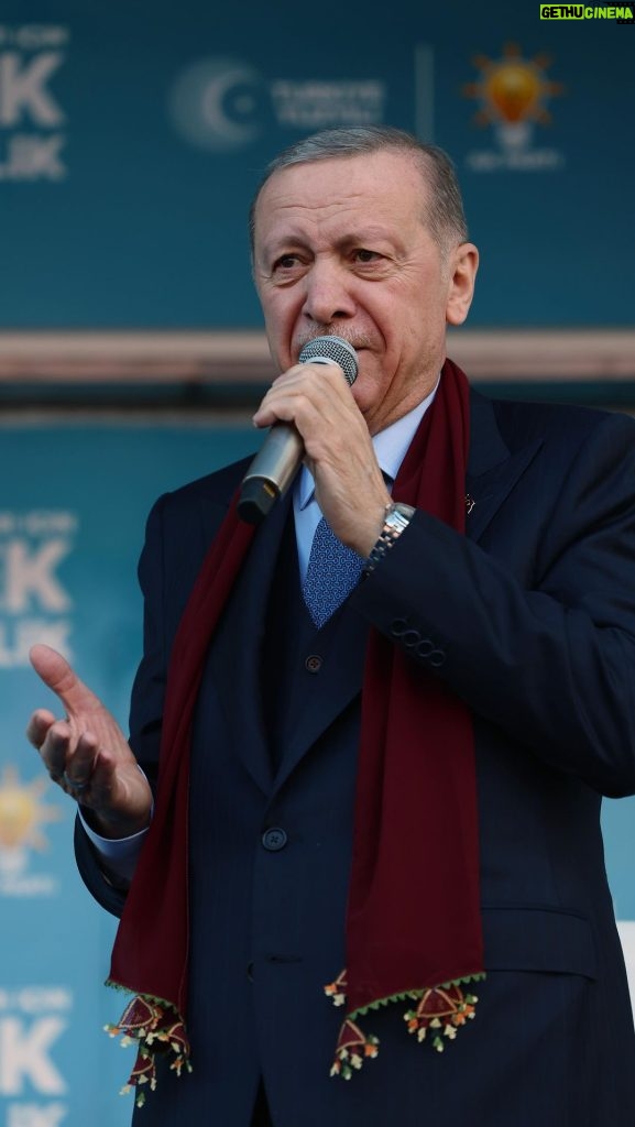 Recep Tayyip Erdoğan Instagram - Muhalefetin belediye başkan adayları, şehirlere hizmet edecek ismi bulma kriteriyle değil, parti içi hiziplerin paylaşım aracı olarak belirleniyor. Öyle ki “kim nereyi kaparsa elinde kalıyor” havasında bir süreç yaşanıyor.