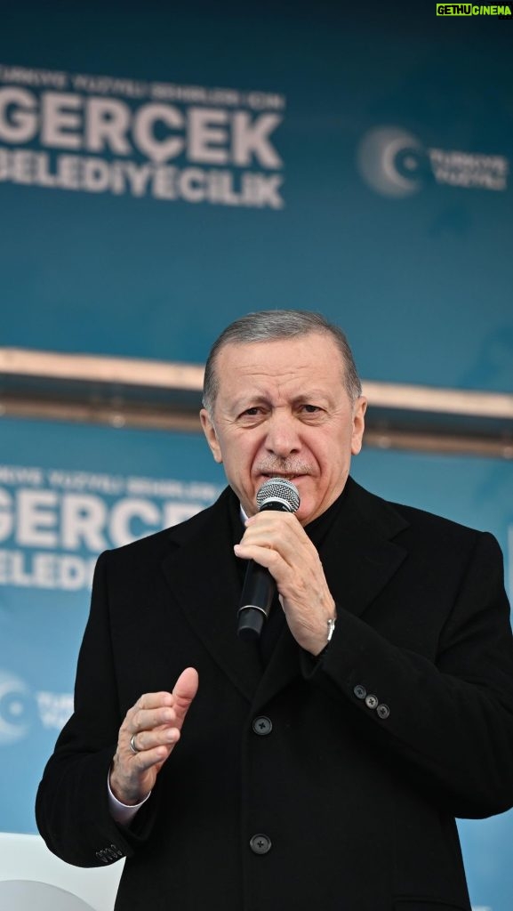 Recep Tayyip Erdoğan Instagram - Varsın birileri Türkiye’nin potansiyelini, Türk milletinin gücünü hafife alsın. Biz bunlara kesinlikle kulak asmayacağız. Ne kifayetsiz muhterislerin ne de ülkemizin başarılarından rahatsız olan 5’inci kol elemanlarının umutlarımızı kırmasına izin vermeyeceğiz. Denizli