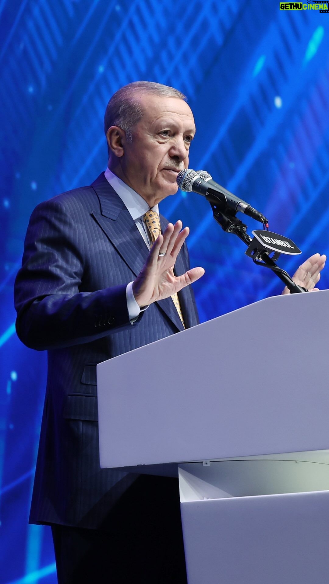Recep Tayyip Erdoğan Instagram - Hamas birilerinin dediği gibi bir örgüt olsaydı milletvekilleri her yıl dönümünde kurulduğu köyü ziyaret eder, aklamak için kırk dereden su getirir, reklamını en çok kendileri yapardı. Gerçekten Hamas dedikleri gibi olsaydı hamiliğini, avukatlığını bunlar kimseye bırakmazdı.
