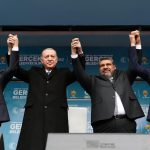 Recep Tayyip Erdoğan Instagram - Âlimleriyle, şairleriyle, fazıllarıyla âdeta kutup yıldızları yetiştiren, adını da sanını da şanını da yüreğini ortaya koyarak kazanan peygamberler yurdu Şanlıurfa... Teşekkürler Şanlıurfa! 🇹🇷