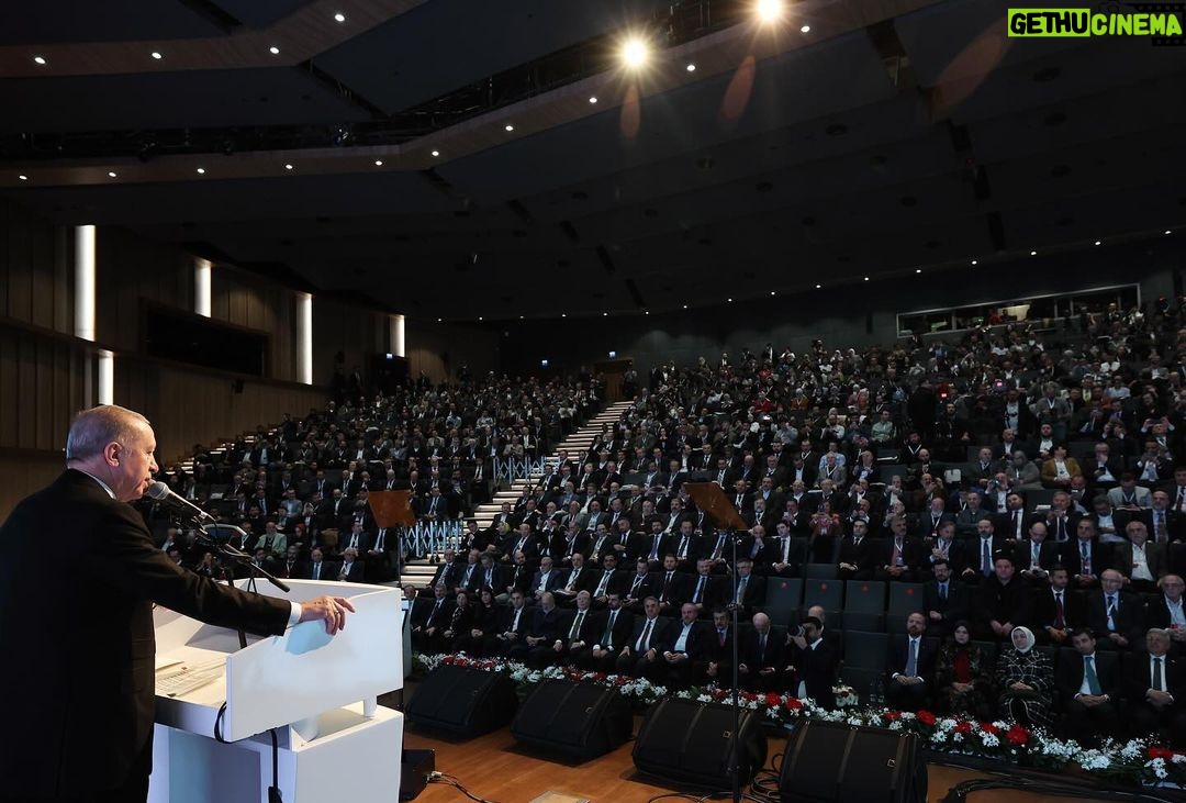 Recep Tayyip Erdoğan Instagram - İlim Yayma Vakfının 53’üncü Olağan Genel Kurulunun hayırlara vesile olmasını diliyorum. 1973’ten beri kuruluş senedindeki ifadesiyle “memleket dâhilinde ilmin yayılmasını teşvik” için koşan, emek veren, bu uğurda çile çeken tüm vakıf mensuplarına şükranlarımı sunuyorum.