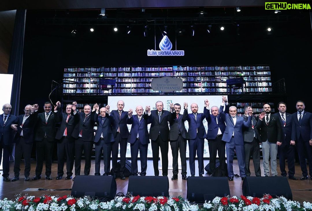 Recep Tayyip Erdoğan Instagram - İlim Yayma Vakfının 53’üncü Olağan Genel Kurulunun hayırlara vesile olmasını diliyorum. 1973’ten beri kuruluş senedindeki ifadesiyle “memleket dâhilinde ilmin yayılmasını teşvik” için koşan, emek veren, bu uğurda çile çeken tüm vakıf mensuplarına şükranlarımı sunuyorum.