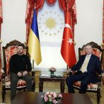 Recep Tayyip Erdoğan Instagram - Ukrayna Devlet Başkanı Sayın Zelenski’yi geçen sene Temmuz ayından sonra yeniden ülkemizde misafir etmekten memnuniyet duyuyorum. İstişarelerimizin başta ülkelerimiz olmak üzere tüm insanlık için hayırlara vesile olmasını diliyorum. 🇹🇷🇺🇦 Kıymetli dostumla bugünkü görüşmelerimizde iki yılı geride bırakan savaşla ilgili gelişmeleri ayrıntılı şekilde ele aldık. Stratejik ortağımız Ukrayna’nın toprak bütünlüğü, egemenliği ve bağımsızlığına yönelik desteğimizi teyiden vurguladım. Başından beri savaşın müzakereler temelinde sonlandırılması için elimizden gelen katkıyı verdik, veriyoruz. Rusya’nın da dâhil olacağı bir barış zirvesine ev sahipliği yapmaya da hazırız. Karadeniz Girişimi 33 milyon tona yakın tahılın ihtiyaç sahiplerine ulaşmasına imkân vererek küresel bir gıda krizinin önüne geçmişti. Taraflar arasında yeniden mutabakat sağlanması için bir niyet ortaya konulduğu takdirde daha önce olduğu gibi elimizden gelen desteği vermeye hazırız. Savaşa rağmen ikili ticaretimizin istikrarlı bir seyir izlemesinden memnuniyet duyuyoruz. 10 milyar dolar hedefimize ulaşmak için gayretlerimizi artırma noktasında mutabık kaldık. Ukrayna’nın yeniden imarı çalışmalarına da güçlü şekilde destek vereceğiz. Kırım Tatarlarının Ukrayna’daki varlığı iki ülke arasındaki dostluğu pekiştiren önemli unsurlardan biridir. Soydaşlarımızın haklarının garanti altına alınması ve özerklik statülerinin güçlendirilmesindeki emekleri için Sayın Zelenski’ye bir kez daha teşekkür ediyorum. Kırım Tatar soydaşlarımızı her zaman destekledik, destekleyeceğiz. Önümüzdeki dönemde bir yandan Ukrayna’yla dayanışmamızı sürdürürken diğer yandan savaşın müzakereler temelinde adil bir barışla sona erdirilmesi için çalışmalarımıza devam edeceğiz.