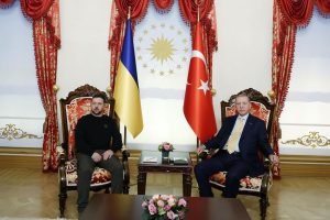 Recep Tayyip Erdoğan Instagram - Ukrayna Devlet Başkanı Sayın Zelenski’yi geçen sene Temmuz ayından sonra yeniden ülkemizde misafir etmekten memnuniyet duyuyorum.

İstişarelerimizin başta ülkelerimiz olmak üzere tüm insanlık için hayırlara vesile olmasını diliyorum. 🇹🇷🇺🇦

Kıymetli dostumla bugünkü görüşmelerimizde iki yılı geride bırakan savaşla ilgili gelişmeleri ayrıntılı şekilde ele aldık.

Stratejik ortağımız Ukrayna’nın toprak bütünlüğü, egemenliği ve bağımsızlığına yönelik desteğimizi teyiden vurguladım.

Başından beri savaşın müzakereler temelinde sonlandırılması için elimizden gelen katkıyı verdik, veriyoruz.

Rusya’nın da dâhil olacağı bir barış zirvesine ev sahipliği yapmaya da hazırız.

Karadeniz Girişimi 33 milyon tona yakın tahılın ihtiyaç sahiplerine ulaşmasına imkân vererek küresel bir gıda krizinin önüne geçmişti.

Taraflar arasında yeniden mutabakat sağlanması için bir niyet ortaya konulduğu takdirde daha önce olduğu gibi elimizden gelen desteği vermeye hazırız.

Savaşa rağmen ikili ticaretimizin istikrarlı bir seyir izlemesinden memnuniyet duyuyoruz.

10 milyar dolar hedefimize ulaşmak için gayretlerimizi artırma noktasında mutabık kaldık.

Ukrayna’nın yeniden imarı çalışmalarına da güçlü şekilde destek vereceğiz.

Kırım Tatarlarının Ukrayna’daki varlığı iki ülke arasındaki dostluğu pekiştiren önemli unsurlardan biridir.

Soydaşlarımızın haklarının garanti altına alınması ve özerklik statülerinin güçlendirilmesindeki emekleri için Sayın Zelenski’ye bir kez daha teşekkür ediyorum.

Kırım Tatar soydaşlarımızı her zaman destekledik, destekleyeceğiz.

Önümüzdeki dönemde bir yandan Ukrayna’yla dayanışmamızı sürdürürken diğer yandan savaşın müzakereler temelinde adil bir barışla sona erdirilmesi için çalışmalarımıza devam edeceğiz.