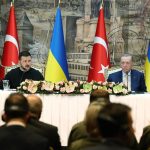Recep Tayyip Erdoğan Instagram - Ukrayna Devlet Başkanı Sayın Zelenski’yi geçen sene Temmuz ayından sonra yeniden ülkemizde misafir etmekten memnuniyet duyuyorum. İstişarelerimizin başta ülkelerimiz olmak üzere tüm insanlık için hayırlara vesile olmasını diliyorum. 🇹🇷🇺🇦 Kıymetli dostumla bugünkü görüşmelerimizde iki yılı geride bırakan savaşla ilgili gelişmeleri ayrıntılı şekilde ele aldık. Stratejik ortağımız Ukrayna’nın toprak bütünlüğü, egemenliği ve bağımsızlığına yönelik desteğimizi teyiden vurguladım. Başından beri savaşın müzakereler temelinde sonlandırılması için elimizden gelen katkıyı verdik, veriyoruz. Rusya’nın da dâhil olacağı bir barış zirvesine ev sahipliği yapmaya da hazırız. Karadeniz Girişimi 33 milyon tona yakın tahılın ihtiyaç sahiplerine ulaşmasına imkân vererek küresel bir gıda krizinin önüne geçmişti. Taraflar arasında yeniden mutabakat sağlanması için bir niyet ortaya konulduğu takdirde daha önce olduğu gibi elimizden gelen desteği vermeye hazırız. Savaşa rağmen ikili ticaretimizin istikrarlı bir seyir izlemesinden memnuniyet duyuyoruz. 10 milyar dolar hedefimize ulaşmak için gayretlerimizi artırma noktasında mutabık kaldık. Ukrayna’nın yeniden imarı çalışmalarına da güçlü şekilde destek vereceğiz. Kırım Tatarlarının Ukrayna’daki varlığı iki ülke arasındaki dostluğu pekiştiren önemli unsurlardan biridir. Soydaşlarımızın haklarının garanti altına alınması ve özerklik statülerinin güçlendirilmesindeki emekleri için Sayın Zelenski’ye bir kez daha teşekkür ediyorum. Kırım Tatar soydaşlarımızı her zaman destekledik, destekleyeceğiz. Önümüzdeki dönemde bir yandan Ukrayna’yla dayanışmamızı sürdürürken diğer yandan savaşın müzakereler temelinde adil bir barışla sona erdirilmesi için çalışmalarımıza devam edeceğiz.