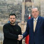 Recep Tayyip Erdoğan Instagram - Ukrayna Devlet Başkanı Sayın Zelenski’yi geçen sene Temmuz ayından sonra yeniden ülkemizde misafir etmekten memnuniyet duyuyorum. İstişarelerimizin başta ülkelerimiz olmak üzere tüm insanlık için hayırlara vesile olmasını diliyorum. 🇹🇷🇺🇦 Kıymetli dostumla bugünkü görüşmelerimizde iki yılı geride bırakan savaşla ilgili gelişmeleri ayrıntılı şekilde ele aldık. Stratejik ortağımız Ukrayna’nın toprak bütünlüğü, egemenliği ve bağımsızlığına yönelik desteğimizi teyiden vurguladım. Başından beri savaşın müzakereler temelinde sonlandırılması için elimizden gelen katkıyı verdik, veriyoruz. Rusya’nın da dâhil olacağı bir barış zirvesine ev sahipliği yapmaya da hazırız. Karadeniz Girişimi 33 milyon tona yakın tahılın ihtiyaç sahiplerine ulaşmasına imkân vererek küresel bir gıda krizinin önüne geçmişti. Taraflar arasında yeniden mutabakat sağlanması için bir niyet ortaya konulduğu takdirde daha önce olduğu gibi elimizden gelen desteği vermeye hazırız. Savaşa rağmen ikili ticaretimizin istikrarlı bir seyir izlemesinden memnuniyet duyuyoruz. 10 milyar dolar hedefimize ulaşmak için gayretlerimizi artırma noktasında mutabık kaldık. Ukrayna’nın yeniden imarı çalışmalarına da güçlü şekilde destek vereceğiz. Kırım Tatarlarının Ukrayna’daki varlığı iki ülke arasındaki dostluğu pekiştiren önemli unsurlardan biridir. Soydaşlarımızın haklarının garanti altına alınması ve özerklik statülerinin güçlendirilmesindeki emekleri için Sayın Zelenski’ye bir kez daha teşekkür ediyorum. Kırım Tatar soydaşlarımızı her zaman destekledik, destekleyeceğiz. Önümüzdeki dönemde bir yandan Ukrayna’yla dayanışmamızı sürdürürken diğer yandan savaşın müzakereler temelinde adil bir barışla sona erdirilmesi için çalışmalarımıza devam edeceğiz.