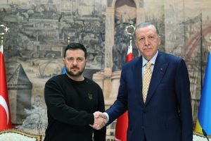 Recep Tayyip Erdoğan Instagram - Ukrayna Devlet Başkanı Sayın Zelenski’yi geçen sene Temmuz ayından sonra yeniden ülkemizde misafir etmekten memnuniyet duyuyorum.

İstişarelerimizin başta ülkelerimiz olmak üzere tüm insanlık için hayırlara vesile olmasını diliyorum. 🇹🇷🇺🇦

Kıymetli dostumla bugünkü görüşmelerimizde iki yılı geride bırakan savaşla ilgili gelişmeleri ayrıntılı şekilde ele aldık.

Stratejik ortağımız Ukrayna’nın toprak bütünlüğü, egemenliği ve bağımsızlığına yönelik desteğimizi teyiden vurguladım.

Başından beri savaşın müzakereler temelinde sonlandırılması için elimizden gelen katkıyı verdik, veriyoruz.

Rusya’nın da dâhil olacağı bir barış zirvesine ev sahipliği yapmaya da hazırız.

Karadeniz Girişimi 33 milyon tona yakın tahılın ihtiyaç sahiplerine ulaşmasına imkân vererek küresel bir gıda krizinin önüne geçmişti.

Taraflar arasında yeniden mutabakat sağlanması için bir niyet ortaya konulduğu takdirde daha önce olduğu gibi elimizden gelen desteği vermeye hazırız.

Savaşa rağmen ikili ticaretimizin istikrarlı bir seyir izlemesinden memnuniyet duyuyoruz.

10 milyar dolar hedefimize ulaşmak için gayretlerimizi artırma noktasında mutabık kaldık.

Ukrayna’nın yeniden imarı çalışmalarına da güçlü şekilde destek vereceğiz.

Kırım Tatarlarının Ukrayna’daki varlığı iki ülke arasındaki dostluğu pekiştiren önemli unsurlardan biridir.

Soydaşlarımızın haklarının garanti altına alınması ve özerklik statülerinin güçlendirilmesindeki emekleri için Sayın Zelenski’ye bir kez daha teşekkür ediyorum.

Kırım Tatar soydaşlarımızı her zaman destekledik, destekleyeceğiz.

Önümüzdeki dönemde bir yandan Ukrayna’yla dayanışmamızı sürdürürken diğer yandan savaşın müzakereler temelinde adil bir barışla sona erdirilmesi için çalışmalarımıza devam edeceğiz.