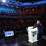 Recep Tayyip Erdoğan Instagram - Türkiye’nin ve tüm dünya kadınlarının 8 Mart Dünya Kadınlar Günü’nü tebrik ediyor, 8 Mart’ın barışa, dostluğa, kardeşliğe, dayanışmaya vesile olmasını diliyorum. Türkiye ile güçlenen, Türkiye’ye güç veren kadınlara en kalbî şükranlarımı sunuyorum. Bu anlamlı gün münasebetiyle Filistin ve Gazze’nin yüreği yaralı kadınları başta olmak üzere gönül coğrafyamızın dört bir yanındaki onurlu ve kahraman kadınlara en kalbî selam ve muhabbetlerimi gönderiyorum. Dünyanın tüm emekçi kadınlarını, mazlum kadınlarını, mağdur kadınlarını yürekten selamlıyorum. Vatanımız, bayrağımız, bağımsızlığımız için canlarını ortaya koyan ülkemizin tüm yiğit kadınlarını rahmetle yâd ediyorum. Şehitlerimizin her biri metanet abidesi olan anne-babalarına, geride boynu bükük, gözü yaşlı, kalbi mahzun bıraktıkları eşlerine ve öksüzlerine Mevla’dan sabırlar diliyorum. 81 vilayetimizin tamamında, 922 ilçemizin her birinde anne olarak, eş olarak, kardeş olarak, evlat olarak hayatımıza anlam katan kadınlara hassaten şükranlarımı sunuyorum. Yine 8 Mart vesilesiyle vatana, millete, ümmete ve tüm insanlığa hayırlı evlatlar yetiştirebilmek için ömürlerini harcayan elleri öpülesi annelerimize özellikle teşekkürlerimi ifade ediyorum.