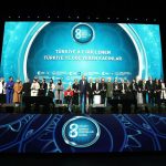 Recep Tayyip Erdoğan Instagram - Türkiye’nin ve tüm dünya kadınlarının 8 Mart Dünya Kadınlar Günü’nü tebrik ediyor, 8 Mart’ın barışa, dostluğa, kardeşliğe, dayanışmaya vesile olmasını diliyorum. Türkiye ile güçlenen, Türkiye’ye güç veren kadınlara en kalbî şükranlarımı sunuyorum. Bu anlamlı gün münasebetiyle Filistin ve Gazze’nin yüreği yaralı kadınları başta olmak üzere gönül coğrafyamızın dört bir yanındaki onurlu ve kahraman kadınlara en kalbî selam ve muhabbetlerimi gönderiyorum. Dünyanın tüm emekçi kadınlarını, mazlum kadınlarını, mağdur kadınlarını yürekten selamlıyorum. Vatanımız, bayrağımız, bağımsızlığımız için canlarını ortaya koyan ülkemizin tüm yiğit kadınlarını rahmetle yâd ediyorum. Şehitlerimizin her biri metanet abidesi olan anne-babalarına, geride boynu bükük, gözü yaşlı, kalbi mahzun bıraktıkları eşlerine ve öksüzlerine Mevla’dan sabırlar diliyorum. 81 vilayetimizin tamamında, 922 ilçemizin her birinde anne olarak, eş olarak, kardeş olarak, evlat olarak hayatımıza anlam katan kadınlara hassaten şükranlarımı sunuyorum. Yine 8 Mart vesilesiyle vatana, millete, ümmete ve tüm insanlığa hayırlı evlatlar yetiştirebilmek için ömürlerini harcayan elleri öpülesi annelerimize özellikle teşekkürlerimi ifade ediyorum.