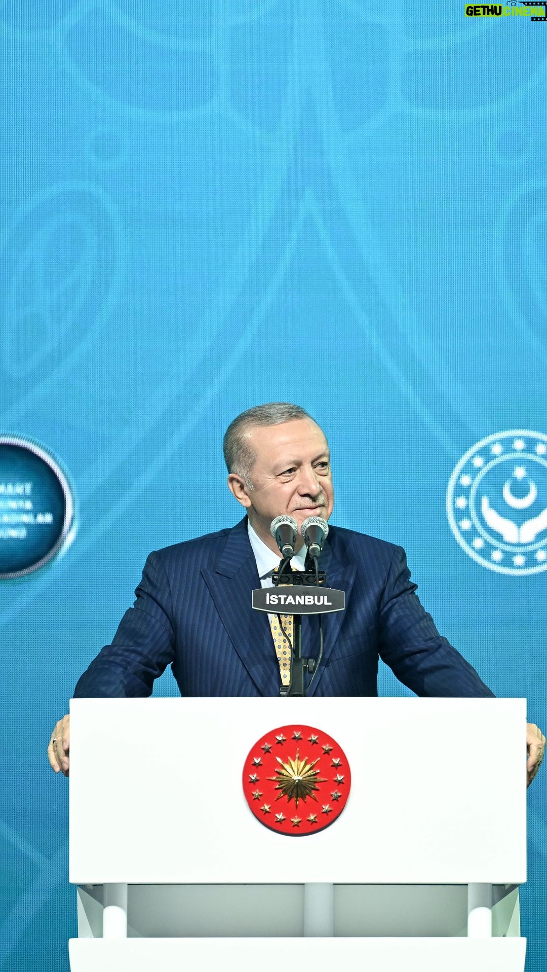 Recep Tayyip Erdoğan Instagram - Türkiye Yüzyılı’nın hazırlıklarını Güçlü Kadın, Güçlü Aile, Güçlü Türkiye ekseninde yürütüyoruz. Aile ile kadını ayıran, kadını ailenin karşısına yerleştiren, kadın ve aile arasında duvarlar ören her türlü yaklaşımı reddediyoruz.