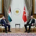 Recep Tayyip Erdoğan Instagram - Filistin Devlet Başkanı, aziz kardeşim Mahmud Abbas ve heyetini ülkemizde misafir etmekten büyük memnuniyet duydum. Filistin davasını elimizden gelen en güçlü şekilde savunmaya, Filistinlilerin güvenliğini, refahını artırmaya yönelik her gayreti desteklemeye devam edeceğiz. 🇹🇷🇵🇸 Filistinli kardeşlerimiz tarihlerinin en zor dönemlerinden birini yaşıyor. Tam 151 gündür son asrın en büyük barbarlıklarından birine şahit oluyoruz. Batılı güçlerin de sınırsız desteğiyle Netanyahu ve gözü dönmüş yönetimi, Filistin halkına yönelik apaçık bir soykırım uygulamaktadır. İsrail’in şımarıklığının ve hukuk tanımaz tavrının en büyük sebebi, Batılı güçlerin Holokost’taki günahlarından dolayı İsrail’e verdikleri destektir. Elbette bunda İslam dünyasının vahdet olamamasının da büyük payı vardır. Kalıcı barışın tek yolu 1967 sınırlarında, başkenti Doğu Kudüs olan, bağımsız, egemen ve coğrafi bütünlüğü haiz Filistin devletinin tesisidir. Uluslararası toplumun bunun yerine süregelen işgalin sonuçlarını yönetmeye çalışması beyhudedir, anlamsız ve faydasız bir yaklaşımdır. Yaklaşmakta olan Ramazan ayı bağlamında provokasyonların önlenmesi gereğine ilişkin mesajlarımızı ilgili yerlere iletiyoruz. Radikal İsrailli siyasetçilerin Müslümanların Harem-i Şerif’e girişinin kısıtlanması yönündeki talepleri tam anlamıyla bir hezeyandır. Böyle bir adım atılmasının sonuçları şüphesiz çok ağır olacaktır. Filistinli kardeşlerimiz arasında birlik ve mutabakat sağlama gayretlerini de yakından takip ediyoruz. Gelinen aşamada İsrail’in zulmüne verilecek en güzel cevaplardan biri, Filistinliler arası birliğin ve beraberliğin sağlanmasıdır. Netanyahu ve cinayet ortakları döktükleri her damla kanın hesabını hukuk ve maşerî vicdan önünde mutlaka verecektir. Türkiye olarak bunun için çalışmaya, tüm kapıları zorlamaya devam edeceğiz. T.C. Cumhurbaşkanlığı
