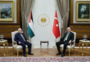 Recep Tayyip Erdoğan Instagram - Filistin Devlet Başkanı, aziz kardeşim Mahmud Abbas ve heyetini ülkemizde misafir etmekten büyük memnuniyet duydum.

Filistin davasını elimizden gelen en güçlü şekilde savunmaya, Filistinlilerin güvenliğini, refahını artırmaya yönelik her gayreti desteklemeye devam edeceğiz. 🇹🇷🇵🇸 
 
Filistinli kardeşlerimiz tarihlerinin en zor dönemlerinden birini yaşıyor. Tam 151 gündür son asrın en büyük barbarlıklarından birine şahit oluyoruz.

Batılı güçlerin de sınırsız desteğiyle Netanyahu ve gözü dönmüş yönetimi, Filistin halkına yönelik apaçık bir soykırım uygulamaktadır.

İsrail’in şımarıklığının ve hukuk tanımaz tavrının en büyük sebebi, Batılı güçlerin Holokost’taki günahlarından dolayı İsrail’e verdikleri destektir.
 
Elbette bunda İslam dünyasının vahdet olamamasının da büyük payı vardır.

Kalıcı barışın tek yolu 1967 sınırlarında, başkenti Doğu Kudüs olan, bağımsız, egemen ve coğrafi bütünlüğü haiz Filistin devletinin tesisidir.

Uluslararası toplumun bunun yerine süregelen işgalin sonuçlarını yönetmeye çalışması beyhudedir, anlamsız ve faydasız bir yaklaşımdır.

Yaklaşmakta olan Ramazan ayı bağlamında provokasyonların önlenmesi gereğine ilişkin mesajlarımızı ilgili yerlere iletiyoruz.

Radikal İsrailli siyasetçilerin Müslümanların Harem-i Şerif’e girişinin kısıtlanması yönündeki talepleri tam anlamıyla bir hezeyandır. Böyle bir adım atılmasının sonuçları şüphesiz çok ağır olacaktır.

Filistinli kardeşlerimiz arasında birlik ve mutabakat sağlama gayretlerini de yakından takip ediyoruz.

Gelinen aşamada İsrail’in zulmüne verilecek en güzel cevaplardan biri, Filistinliler arası birliğin ve beraberliğin sağlanmasıdır.

Netanyahu ve cinayet ortakları döktükleri her damla kanın hesabını hukuk ve maşerî vicdan önünde mutlaka verecektir.

Türkiye olarak bunun için çalışmaya, tüm kapıları zorlamaya devam edeceğiz.