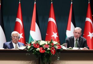 Recep Tayyip Erdoğan Instagram - Filistin Devlet Başkanı, aziz kardeşim Mahmud Abbas ve heyetini ülkemizde misafir etmekten büyük memnuniyet duydum.

Filistin davasını elimizden gelen en güçlü şekilde savunmaya, Filistinlilerin güvenliğini, refahını artırmaya yönelik her gayreti desteklemeye devam edeceğiz. 🇹🇷🇵🇸 
 
Filistinli kardeşlerimiz tarihlerinin en zor dönemlerinden birini yaşıyor. Tam 151 gündür son asrın en büyük barbarlıklarından birine şahit oluyoruz.

Batılı güçlerin de sınırsız desteğiyle Netanyahu ve gözü dönmüş yönetimi, Filistin halkına yönelik apaçık bir soykırım uygulamaktadır.

İsrail’in şımarıklığının ve hukuk tanımaz tavrının en büyük sebebi, Batılı güçlerin Holokost’taki günahlarından dolayı İsrail’e verdikleri destektir.
 
Elbette bunda İslam dünyasının vahdet olamamasının da büyük payı vardır.

Kalıcı barışın tek yolu 1967 sınırlarında, başkenti Doğu Kudüs olan, bağımsız, egemen ve coğrafi bütünlüğü haiz Filistin devletinin tesisidir.

Uluslararası toplumun bunun yerine süregelen işgalin sonuçlarını yönetmeye çalışması beyhudedir, anlamsız ve faydasız bir yaklaşımdır.

Yaklaşmakta olan Ramazan ayı bağlamında provokasyonların önlenmesi gereğine ilişkin mesajlarımızı ilgili yerlere iletiyoruz.

Radikal İsrailli siyasetçilerin Müslümanların Harem-i Şerif’e girişinin kısıtlanması yönündeki talepleri tam anlamıyla bir hezeyandır. Böyle bir adım atılmasının sonuçları şüphesiz çok ağır olacaktır.

Filistinli kardeşlerimiz arasında birlik ve mutabakat sağlama gayretlerini de yakından takip ediyoruz.

Gelinen aşamada İsrail’in zulmüne verilecek en güzel cevaplardan biri, Filistinliler arası birliğin ve beraberliğin sağlanmasıdır.

Netanyahu ve cinayet ortakları döktükleri her damla kanın hesabını hukuk ve maşerî vicdan önünde mutlaka verecektir.

Türkiye olarak bunun için çalışmaya, tüm kapıları zorlamaya devam edeceğiz.