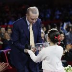 Recep Tayyip Erdoğan Instagram - Türkiye’nin ve tüm dünya kadınlarının 8 Mart Dünya Kadınlar Günü’nü tebrik ediyor, 8 Mart’ın barışa, dostluğa, kardeşliğe, dayanışmaya vesile olmasını diliyorum. Türkiye ile güçlenen, Türkiye’ye güç veren kadınlara en kalbî şükranlarımı sunuyorum. Bu anlamlı gün münasebetiyle Filistin ve Gazze’nin yüreği yaralı kadınları başta olmak üzere gönül coğrafyamızın dört bir yanındaki onurlu ve kahraman kadınlara en kalbî selam ve muhabbetlerimi gönderiyorum. Dünyanın tüm emekçi kadınlarını, mazlum kadınlarını, mağdur kadınlarını yürekten selamlıyorum. Vatanımız, bayrağımız, bağımsızlığımız için canlarını ortaya koyan ülkemizin tüm yiğit kadınlarını rahmetle yâd ediyorum. Şehitlerimizin her biri metanet abidesi olan anne-babalarına, geride boynu bükük, gözü yaşlı, kalbi mahzun bıraktıkları eşlerine ve öksüzlerine Mevla’dan sabırlar diliyorum. 81 vilayetimizin tamamında, 922 ilçemizin her birinde anne olarak, eş olarak, kardeş olarak, evlat olarak hayatımıza anlam katan kadınlara hassaten şükranlarımı sunuyorum. Yine 8 Mart vesilesiyle vatana, millete, ümmete ve tüm insanlığa hayırlı evlatlar yetiştirebilmek için ömürlerini harcayan elleri öpülesi annelerimize özellikle teşekkürlerimi ifade ediyorum.