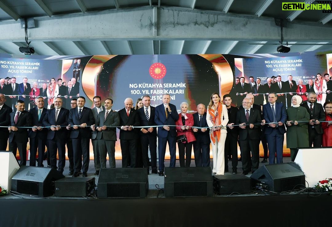 Recep Tayyip Erdoğan Instagram - Bugün resmî açılışını yaptığımız, 140 milyon avro yatırım bedeline sahip NG Kütahya Seramik 100’üncü Yıl Fabrikalarının ülkemize, şehrimize, grubumuza, çalışanlarımıza hayırlı olmasını diliyorum.