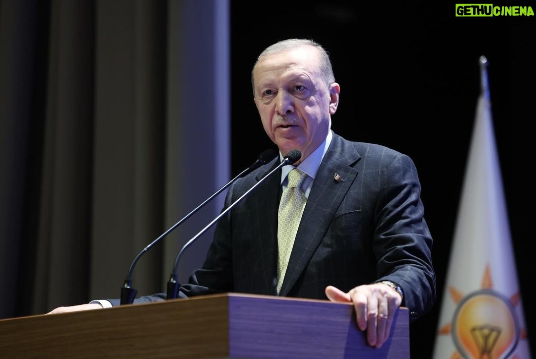 Recep Tayyip Erdoğan Instagram - Genişletilmiş Seçim İşleri ve Seçim Koordinasyon Merkezleri Toplantımızın hayırlara vesile olmasını diliyorum. Hep birlikte gece gündüz çalışarak inşallah 31 Mart günü millî iradenin sandıkta en sağlıklı şekilde tezahürünü temin edeceğiz. AK Parti Genel Merkez