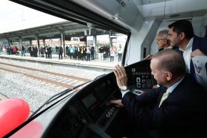 Recep Tayyip Erdoğan Instagram - İstanbul’umuzun ulaşımını rahatlatmanın yanı sıra tarihî boyutu da olan anlamlı bir proje: Sirkeci-Kazlıçeşme Raylı Sistem Hattımız…