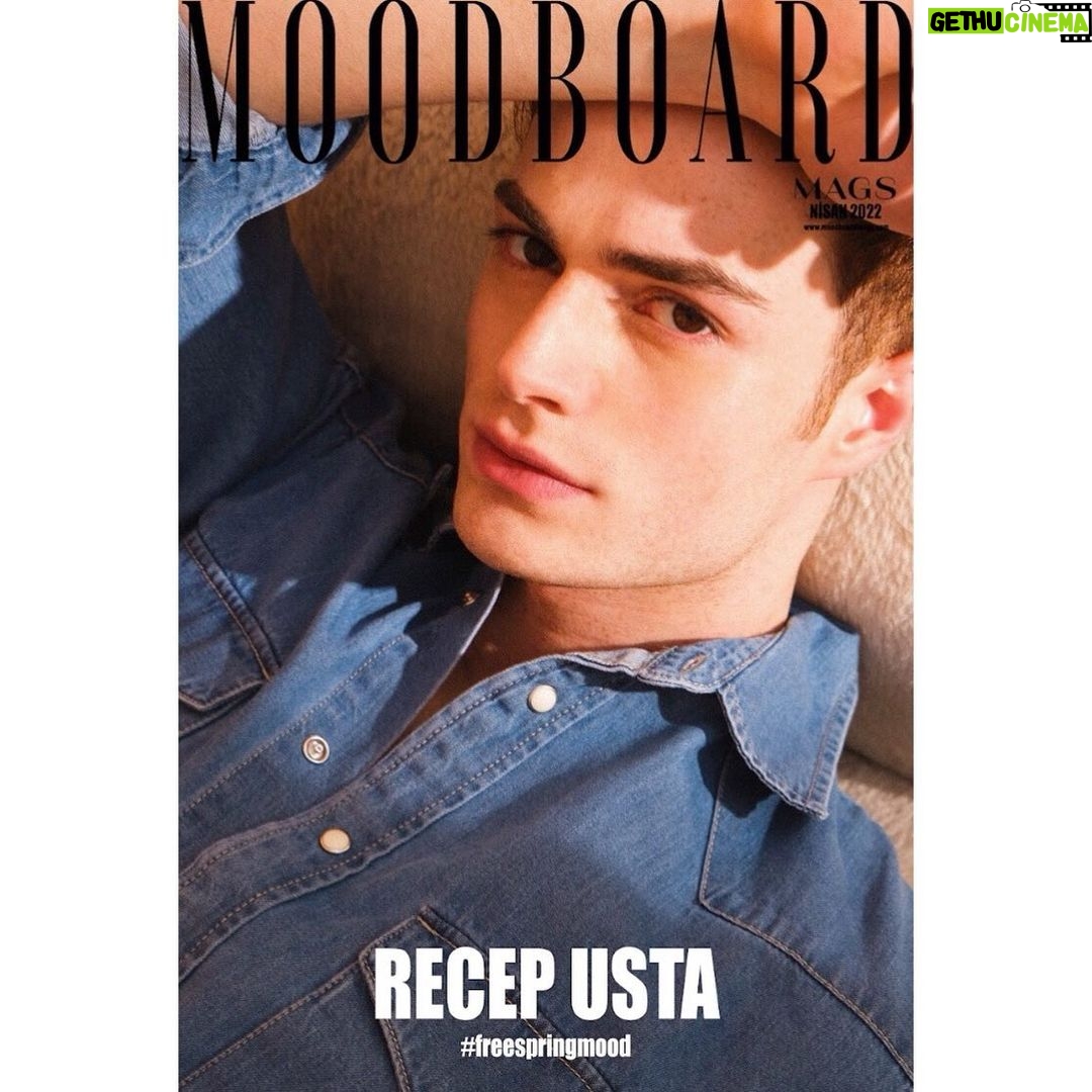 Recep Usta Instagram - Yakışıklı ve başarılı oyuncu Recep Usta yeni sayımızda sizlerle! 🤍 #freespringmood @recepustaa Fotoğraf : Kaan Bülbüloğlu @kaanbulbuloglu.studio Moda Editörü : Irmak Özdener @irmakozdener Makyaj : Serkan Kalmaz theserkankalmaz Saç : Rıdvan Deniz @_ridvandeniz Styling Asistanları : Muratcan Hoşgören @muratcanhosgoren Nil Akınvar @nilakinvar Röportaj : Akın Özışık @akin.ozisik Mekan : Studio Kafası @studiokafasi Menajerlik : Icon Talent @icontalentofficial PR : Başak Güneşberk @basakgunesberk