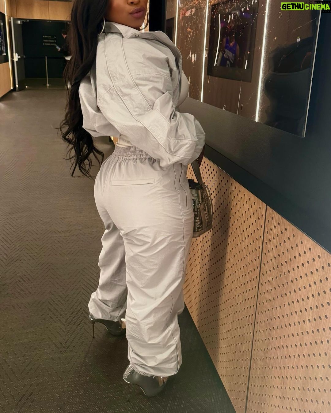 Reginae Carter Instagram - Court side Kickin’ It 🏀‼️