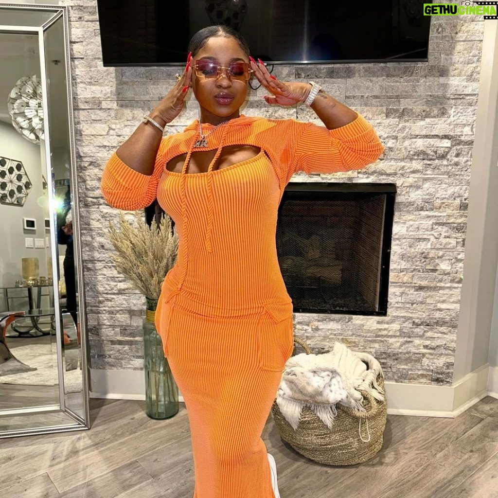 Reginae Carter Instagram - But with me you knowww .. imma get it all 🧡 Dress @lexinfifth