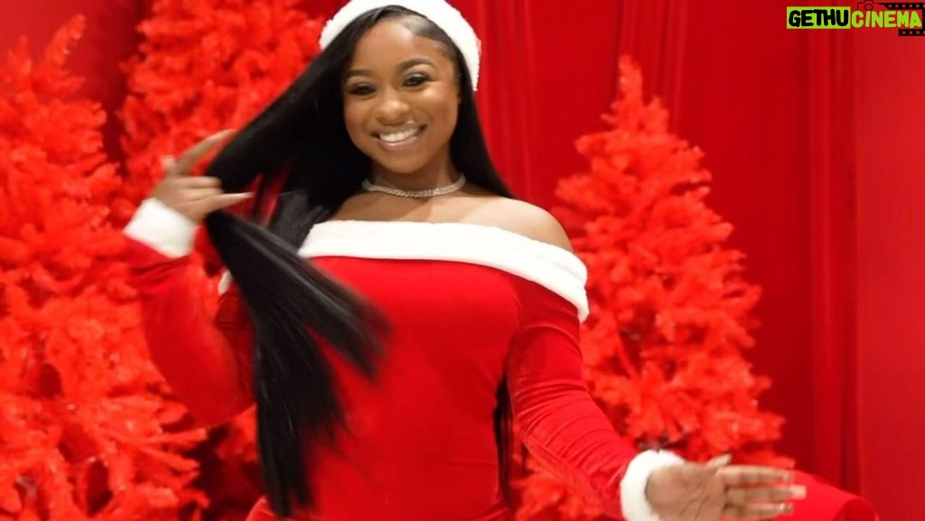Reginae Carter Instagram - Vlogmas Is My Favorite Time Of The Year 🎁 Follow My Youtube For All The Holiday Fun ❤ Yt - Reginae Carter 😘