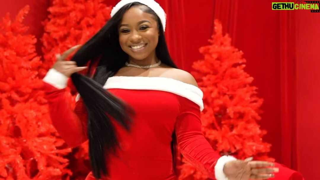 Reginae Carter Instagram - Vlogmas Is My Favorite Time Of The Year 🎁 Follow My Youtube For All The Holiday Fun ❤️ Yt - Reginae Carter 😘
