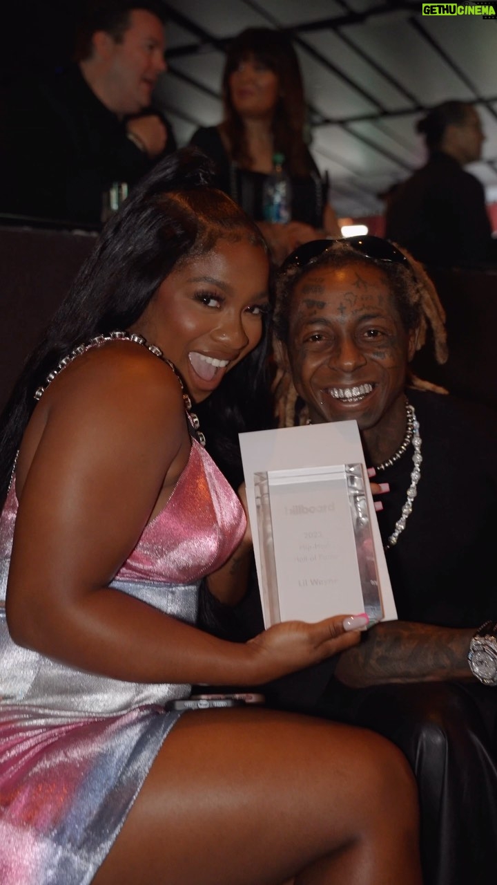 Reginae Carter Instagram - Celebrating the Greats ‼️ Congrats to my dad ❤️ #CoverDad @billboard