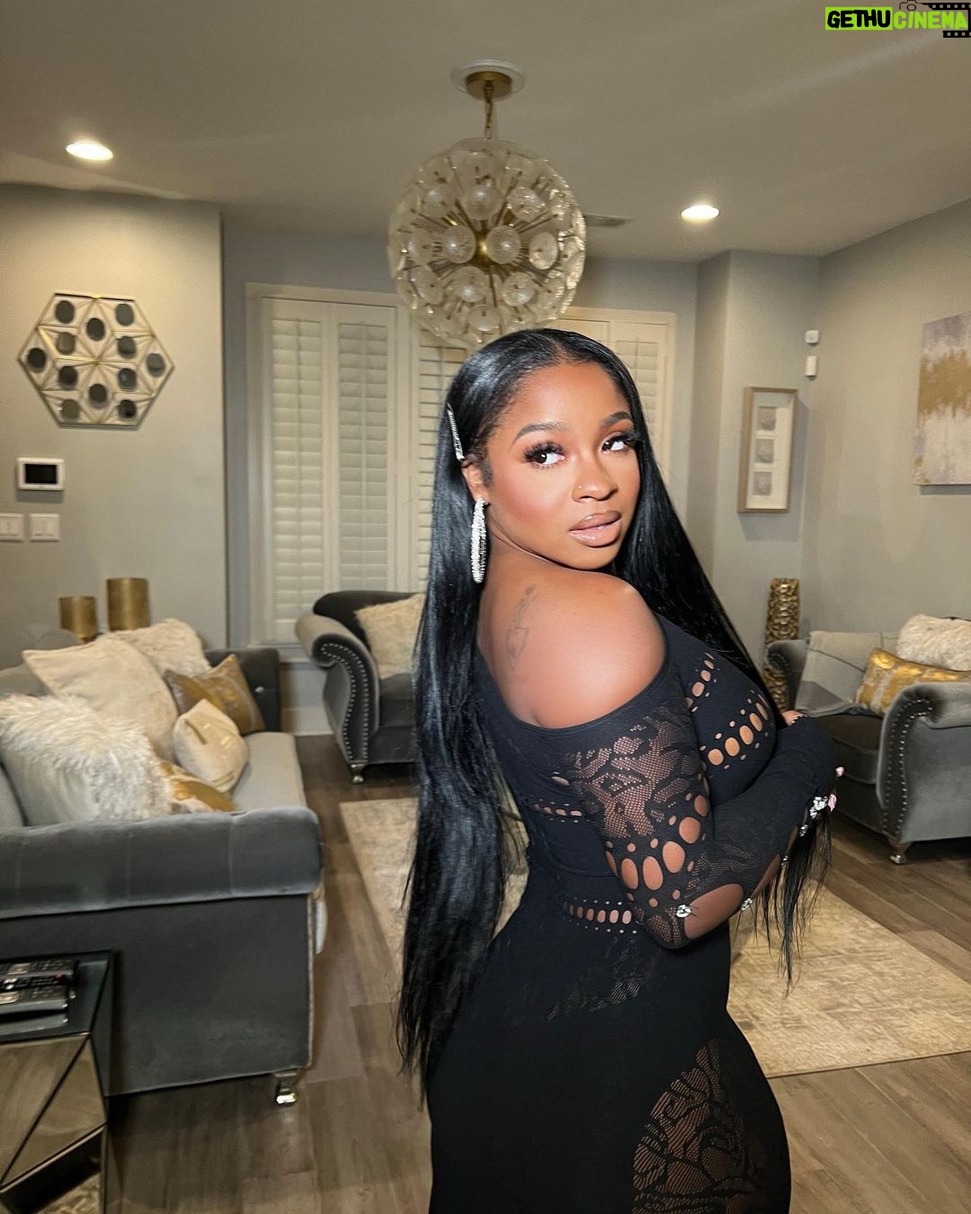 Reginae Carter Instagram - Glow ahead , It’s Your time baby✨ Makeup @ohkeliyah Outfit @hellobarbie