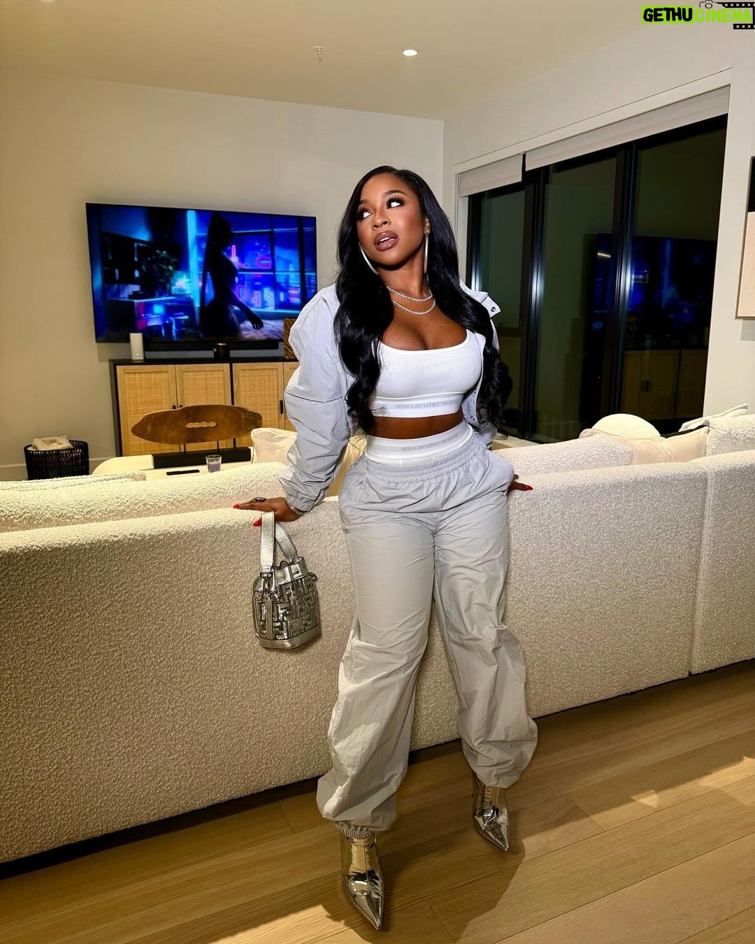 Reginae Carter Instagram - Court side Kickin’ It 🏀‼️