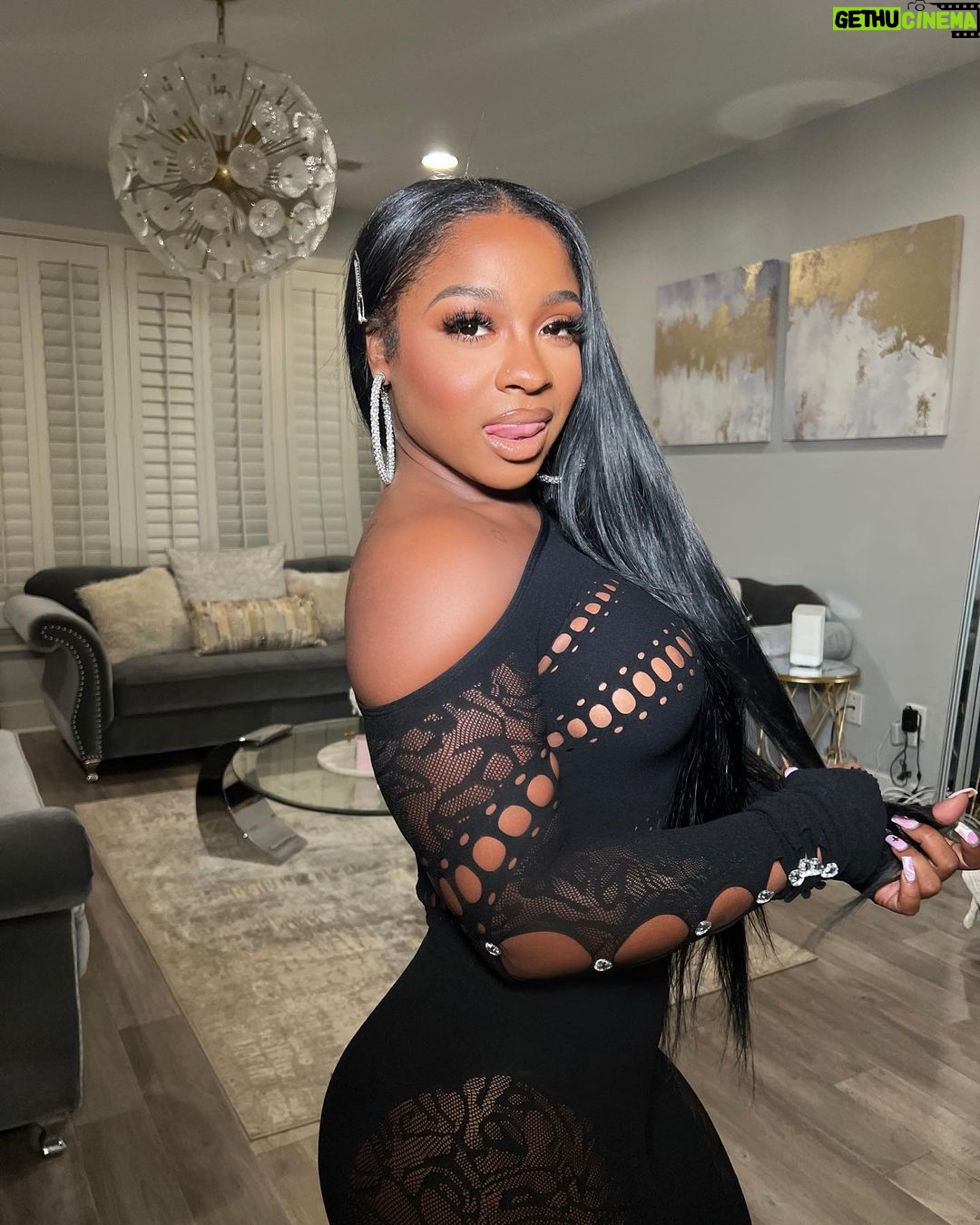Reginae Carter Instagram - Glow ahead , It’s Your time baby✨ Makeup @ohkeliyah Outfit @hellobarbie