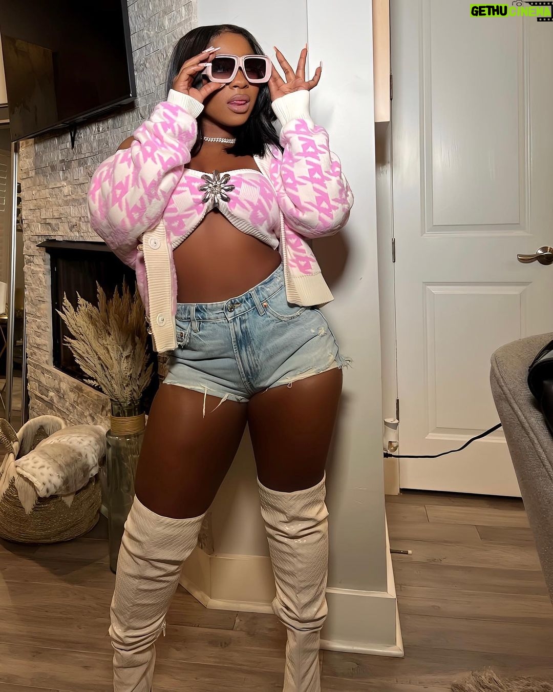 Reginae Carter Instagram - Brown skin , she bad as f**k , I told that bihh to strike a poseđź’•