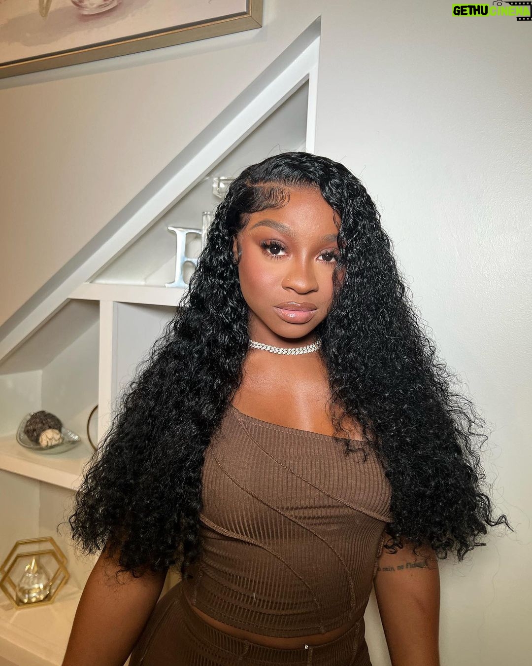 Reginae Carter Instagram - If he smart , he gone act like a fan😏 Hair @jasmine.dior Makeup @ohkeliyah