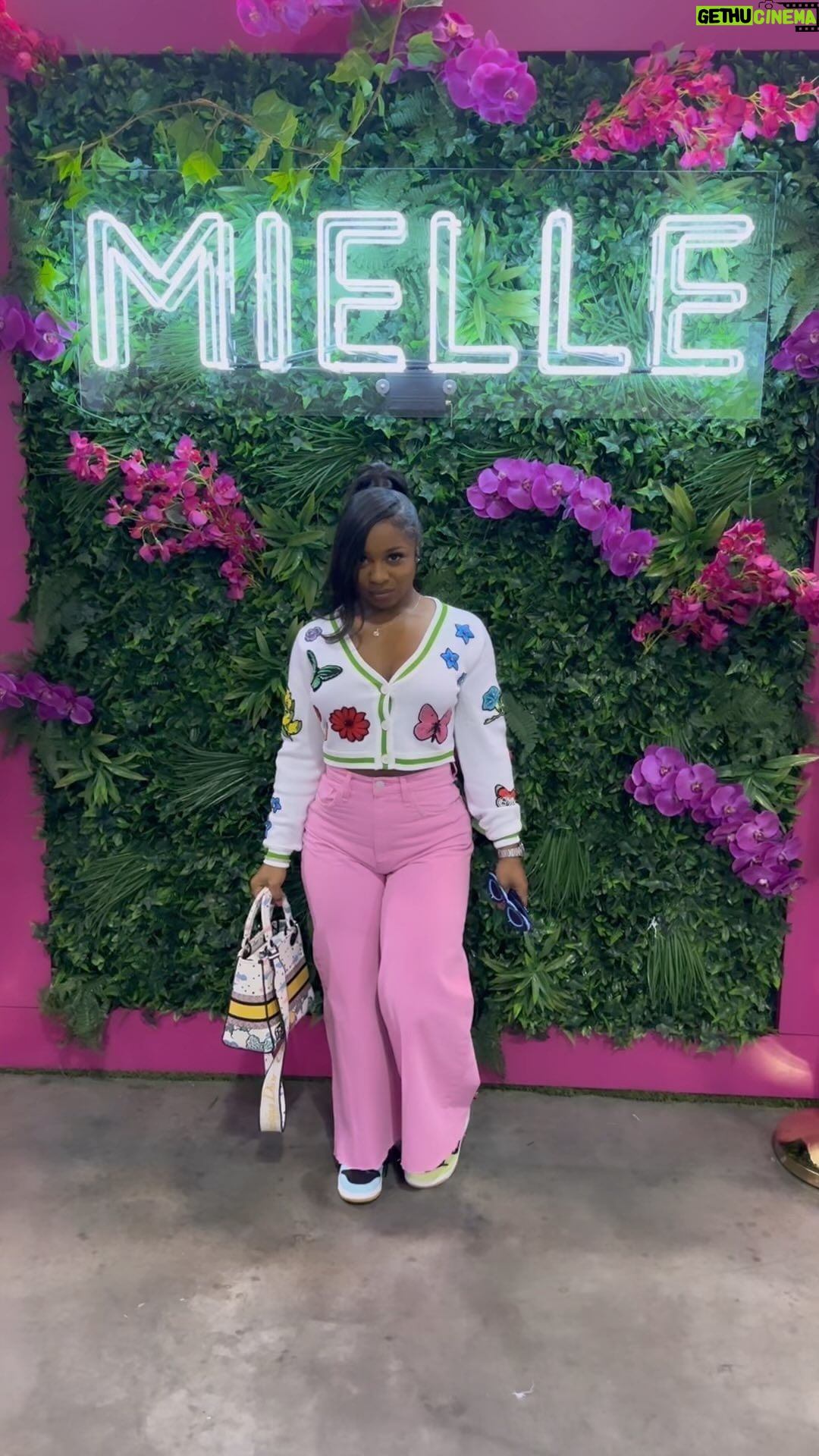 Reginae Carter Instagram - Y’all know I had to show @mielleorganics some love at the World Natural Hair Show. I had a ball with my girl @zonniquejailee. As you can see from my recap Mielle’s #mihausparty booth was lit! #miellepartner