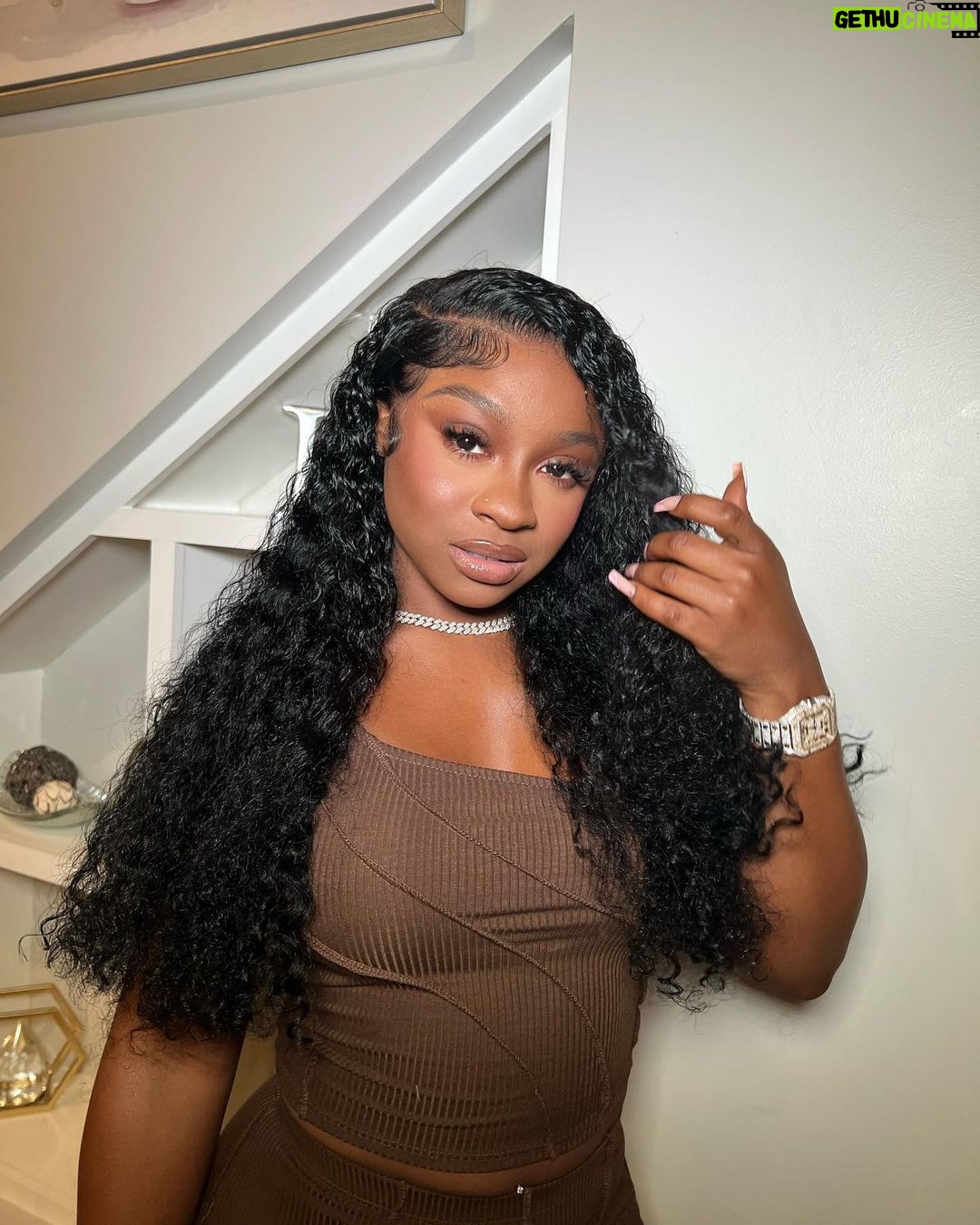 Reginae Carter Instagram - If he smart , he gone act like a fan😏 Hair @jasmine.dior Makeup @ohkeliyah