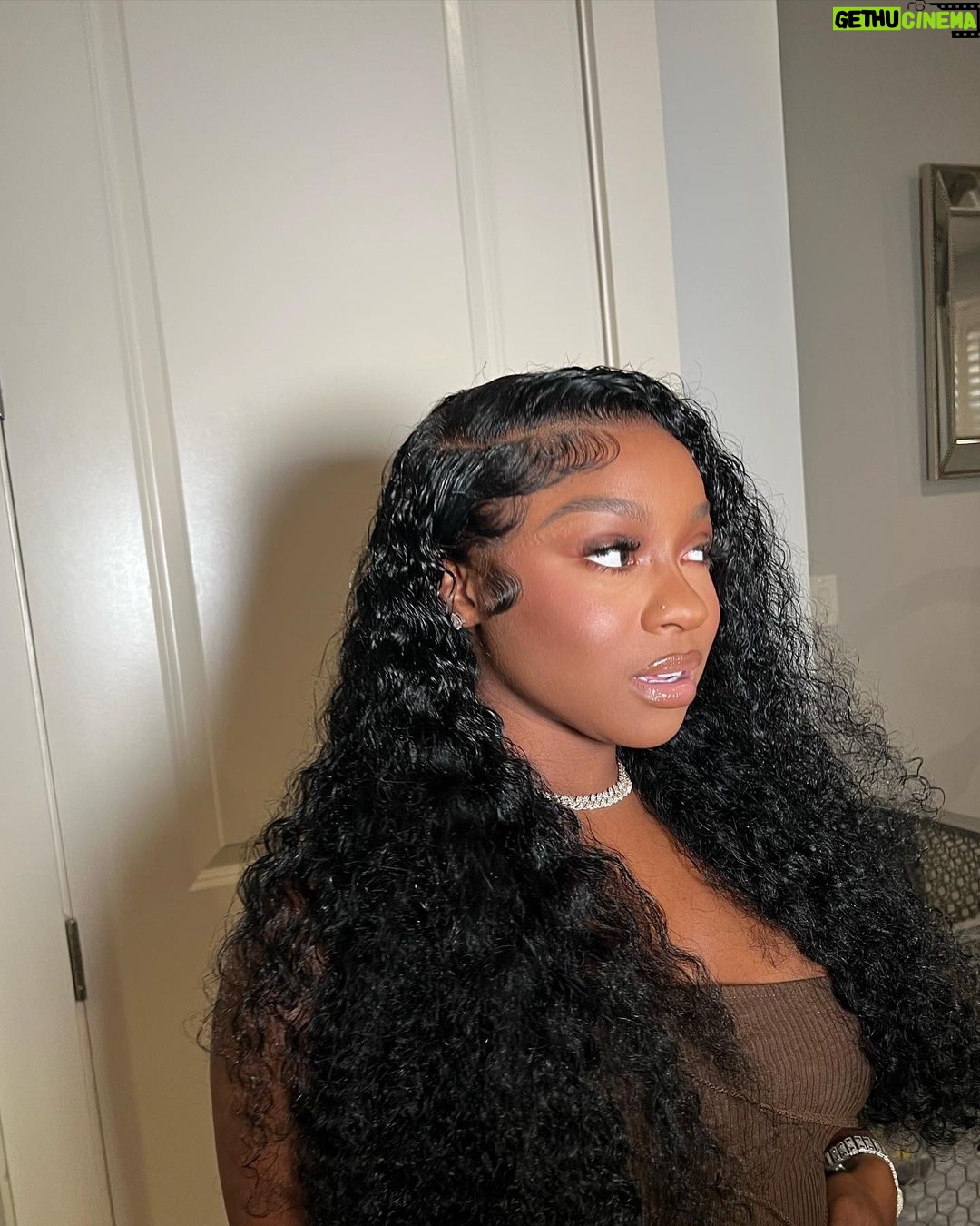 Reginae Carter Instagram - If he smart , he gone act like a fan😏 Hair @jasmine.dior Makeup @ohkeliyah