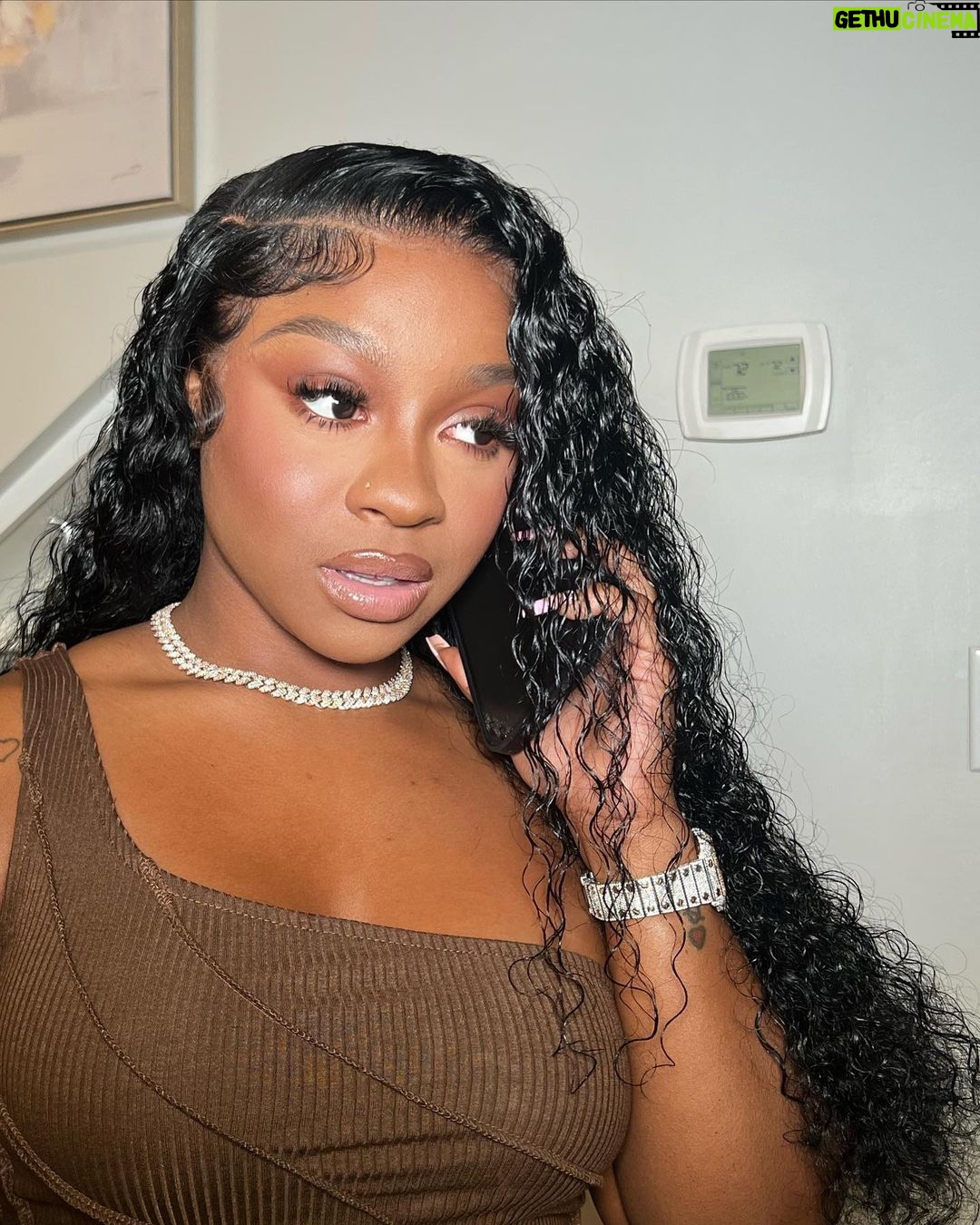 Reginae Carter Instagram - If he smart , he gone act like a fan😏 Hair @jasmine.dior Makeup @ohkeliyah