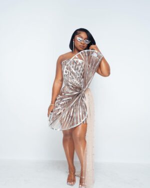 Reginae Carter Instagram - Put A Ribbon On Me , I Been Acting Brand New 🎀 
Hair @jasmine.dior 
Makeup @ohkeliyah 
Styled by @tifftootuff 
Dress @theivyshowroom @fiskanistyle 
📸 @shotbysed