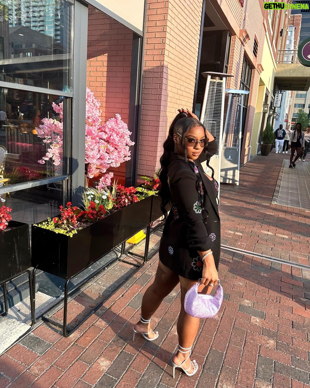 Reginae Carter Instagram - Yesterday At #Thelittlemermaidpremiere with my sister 💜💕