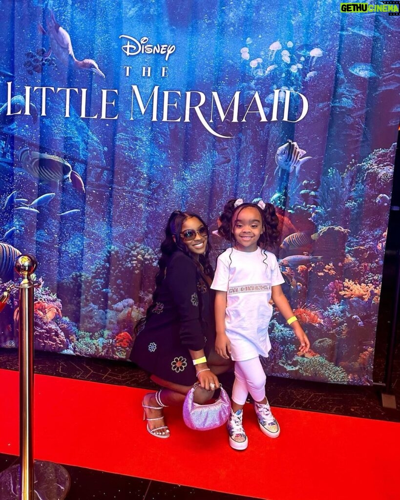 Reginae Carter Instagram - Yesterday At #Thelittlemermaidpremiere with my sister 💜💕