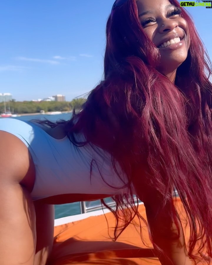 Reginae Carter Instagram - If You can dish it , you can dump it 😎 #MiamiDump 🌴