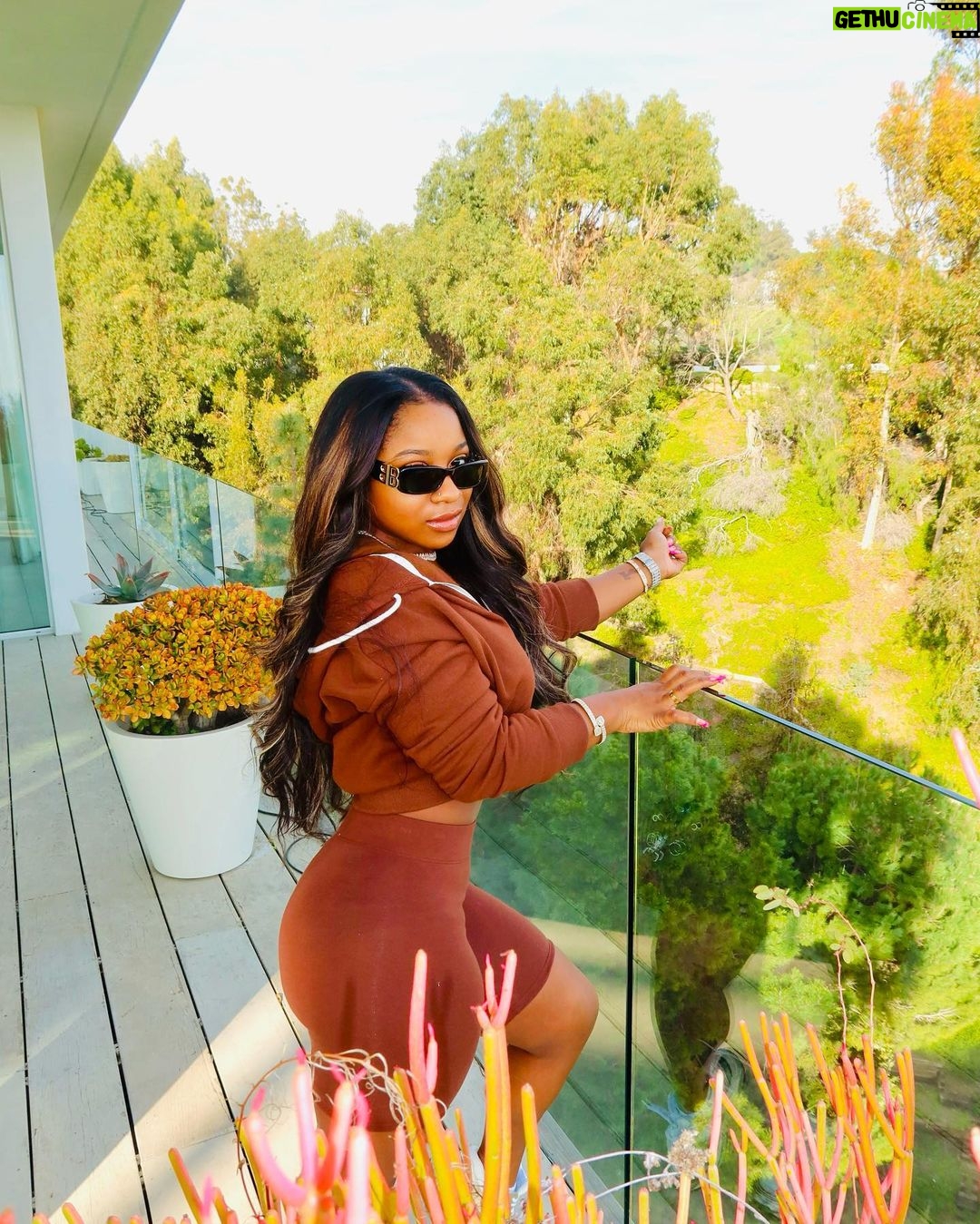 Reginae Carter Instagram - Shawty lurkin on my page .. Betta watch me flow 💋
