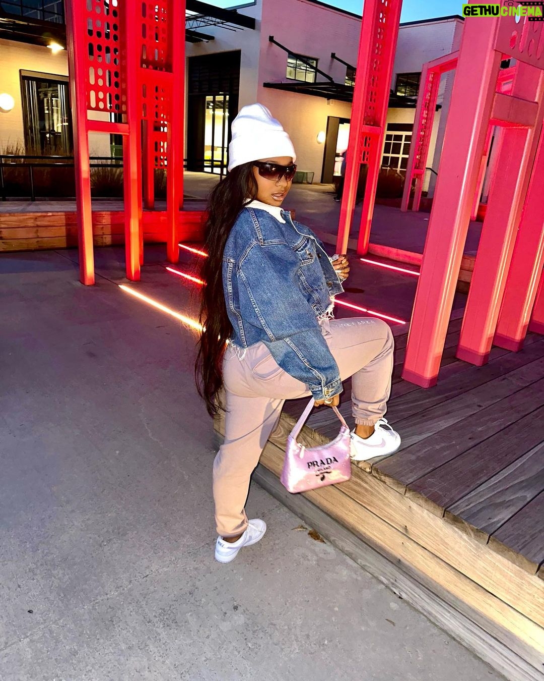 Reginae Carter Instagram - Sum light 😏💜