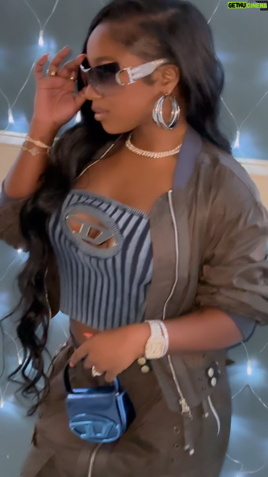 Reginae Carter Instagram - If pretty was A person 🥶 Hair curled by @ethelrey Makeup @kyliejnoel Styled by @tifftootuff Song by @hylanstarr