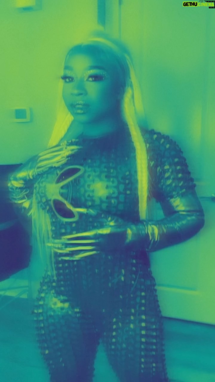 Reginae Carter Instagram - Alien Superstar in full effect 👽🛸 Styled by @therealnoigjeremy Makeup @terrillanthonybeauty Hair @star_struck_hair