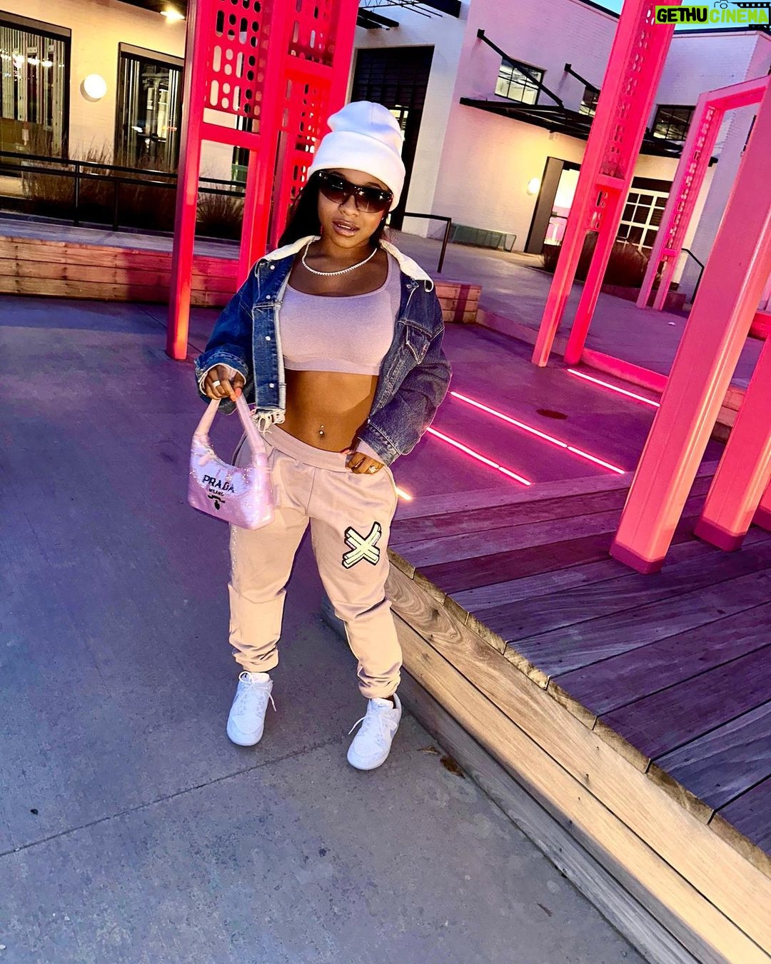 Reginae Carter Instagram - Sum light 😏💜