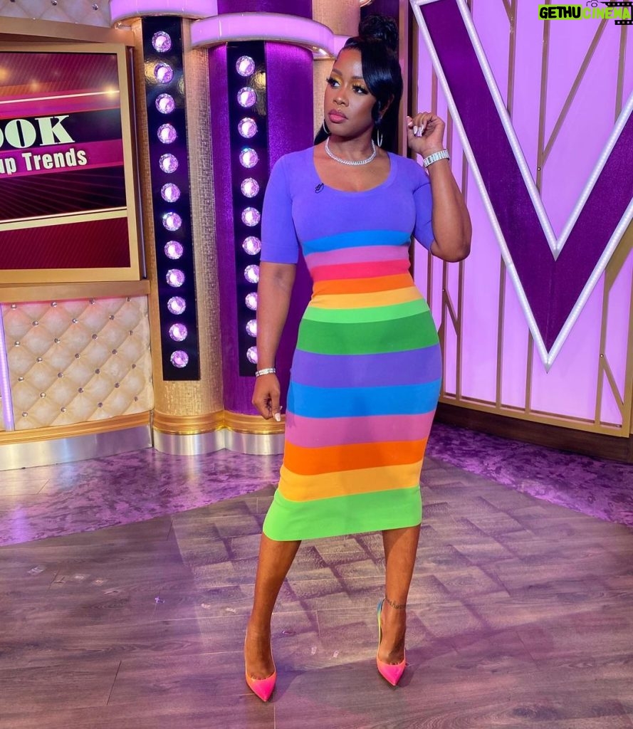 Remy Ma Instagram - Reminisce the Talk Show Host! 💜💖💛💚💙 Sidebar: I gotta put together a collage of all me & @FatJoe looks from @WendyShow this week😍 Double Sidebar: I literally pulled EVERY item for every outfit from out my closet…except for 1 mugler shirt… my closet really 🔥🔥🔥 #Reminisce #RemyMa #ThisHow2022DaytimeTVshouldLook 🤷🏽‍♀️IMO