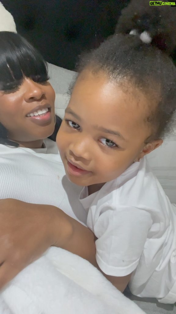 Remy Ma Instagram - Bruhhh, she still opening gifts & I’m still picking up wrapping paper🎄 🎁 Don’t know how y’all getting these kids to sit still for these pretty pics in these clean houses😫 my sh*t is in shambles 😂 Sidebar: had to literally beg her to do this lil video Double Sidebar: Sucking her teeth; annoyed that I threw in “happy new year’s “…her “WHAT?” is jokes; she got that straight from me😭 #RemyMa